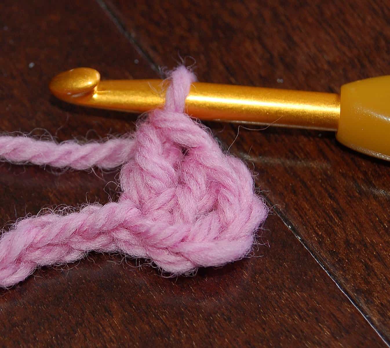 How to begin an easy crochet rose pattern.