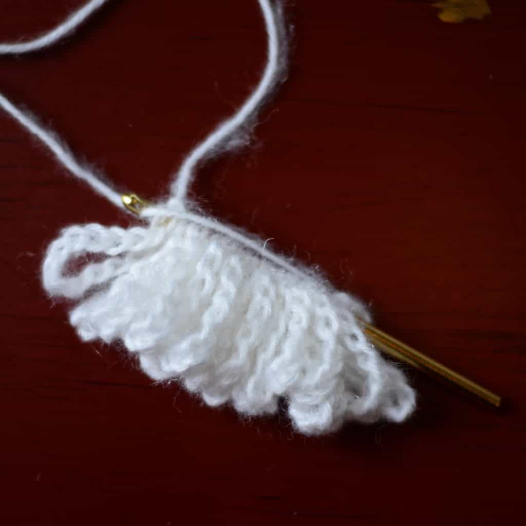 Rummet lur Mellemøsten DIY: Chain Loop Yarn Pom Free Tutorial - A Crocheted Simplicity