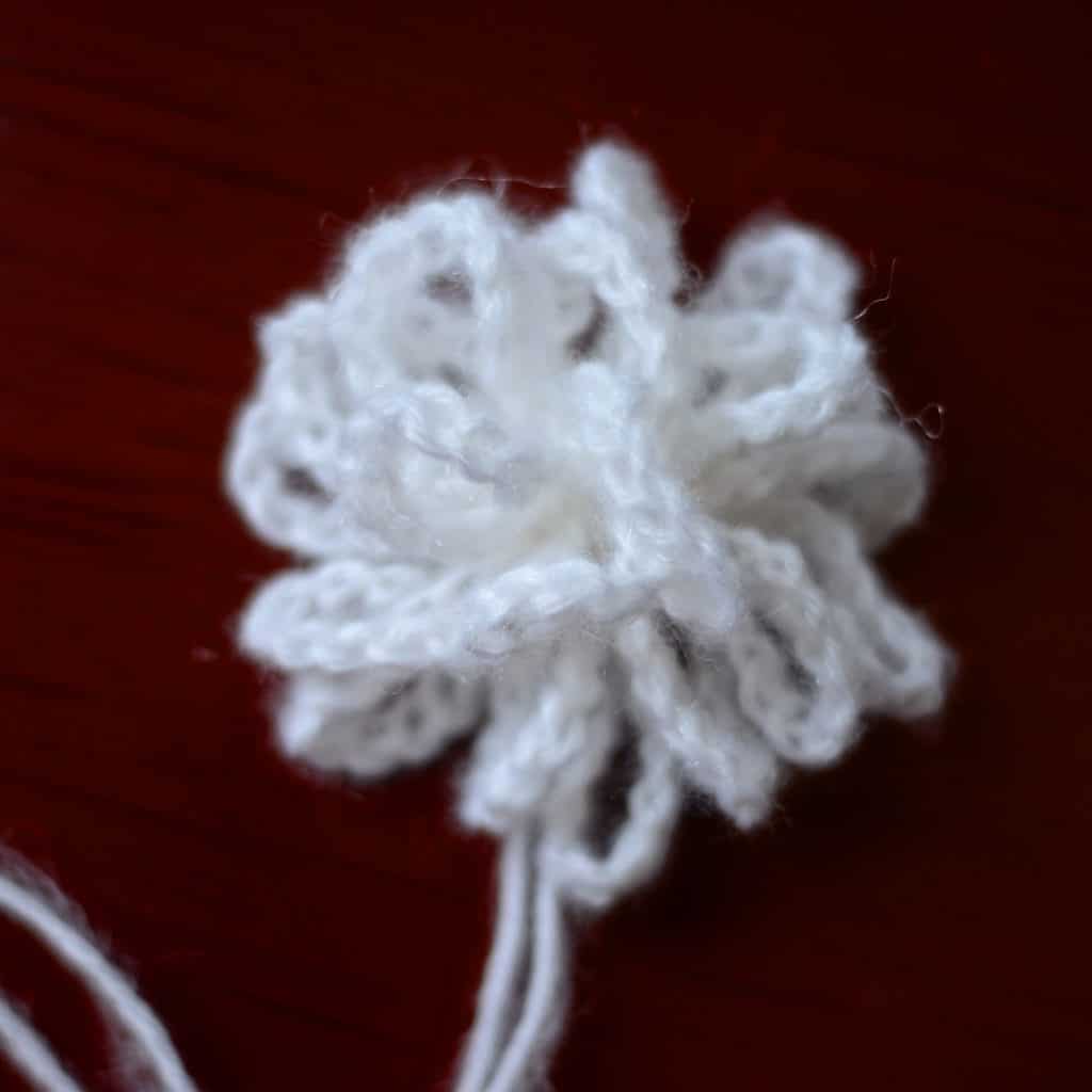 White chain loop yarn pom.