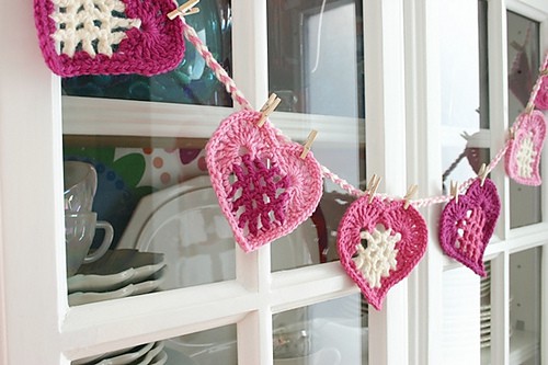 Free Crochet Pattern From the Heart Bunting by Felted Button