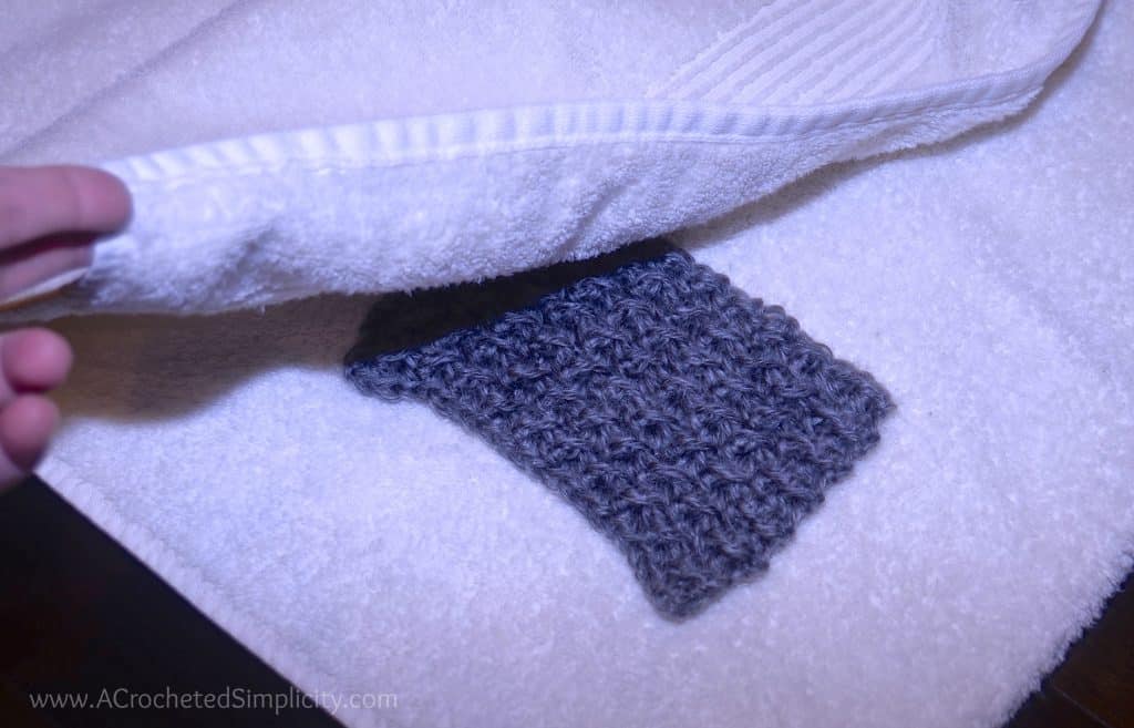 Cómo bloquear el hilo acrílico - Mojado, vaporizando el bloqueo por A Crocheted Simplicity