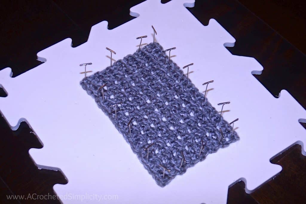 Jak blokovat akrylovou přízi - blokování za mokra, sprejovou párou podle A Crocheted Simplicity