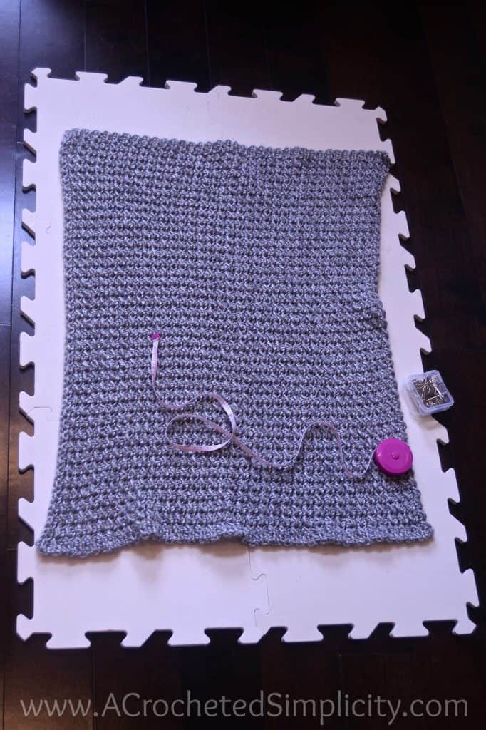 Hoe blokkeer je acrylgaren - Nat blokkeren met stoomspray door A Crocheted Simplicity