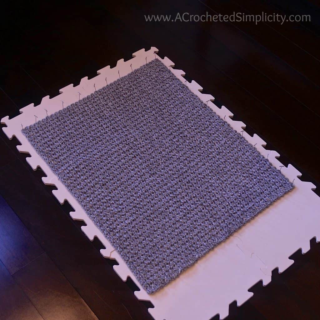 Sådan blokerer du akrylgarn - våd blokering med spray-damp af A Crocheted Simplicity