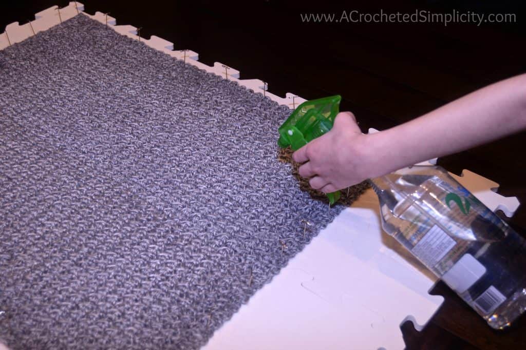 Come bloccare il filato acrilico - Bagnato, Blocco a vapore spray di A Crocheted Simplicity