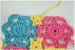 Free Crochet Pattern - Strawberry Lemonade Tote Bag by A Crocheted Simplicity #crochet #freecrochetpattern #crochettotebag