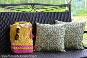 Free Crochet Pattern - Strawberry Lemonade Crochet Tote Bag by A Crocheted Simplicity #crochet #freecrochetpattern #crochettotebag 