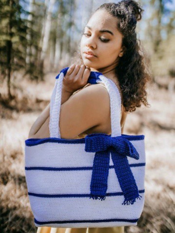 Free Crochet Bag Pattern - Simple Striped Tote Bag by A Crocheted Simplicity #freecrochetpattern #crochettotebagpattern #crochetbagpattern #stripedtotebag