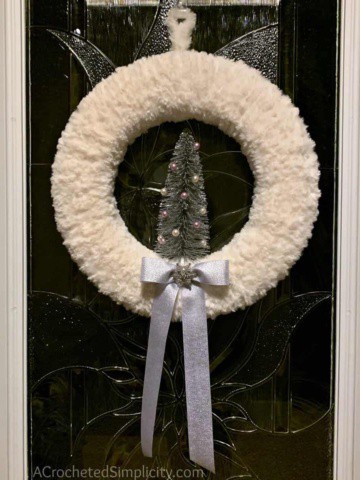 Free Yarn Wreath Tutorial - O' Christmas Tree Wreath by A Crocheted Simplicity #yarnwreath #christmaswreath #diywreath #diychristmaswreath #diyyarntutorial #freeyarntutorial #handmadewreath