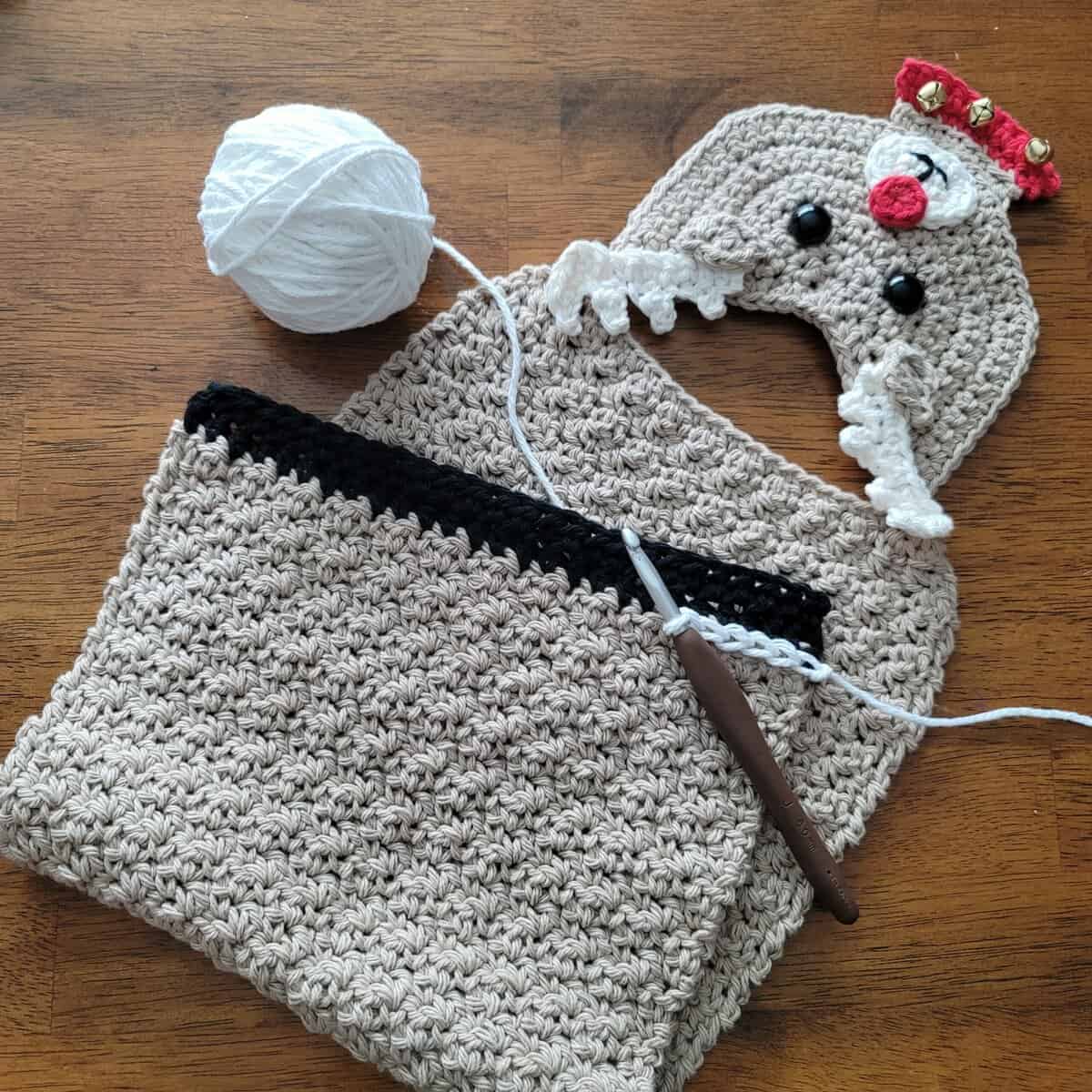 Crochet surface crochet across the top of the reindeer\'s hooves.