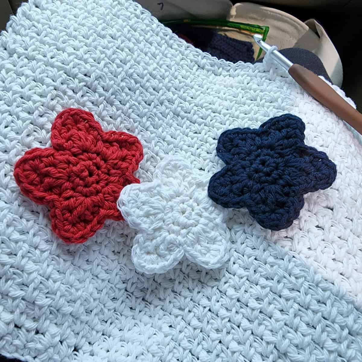 Free Crochet Towel Pattern - Stars & Stripes Keyhole Hand Towel by A Crocheted Simplicity #freecrochetpattern #freecrochettowelpattern #stayputtowel #stayputcrochettowel #keyholetowel #keyholecrochettowel #handmadetowel #crochettowelpattern #crochethandtowel #crochetlinenstitch #kitchentowel #4thofjulydecor #patriotichandtowel #summertowel #crochethandtowel #starsandstripes #crochetstarsandstripes #crochet4thofjuly #fourthofjulycrochet #redwhiteblue #crochetredwhiteblue