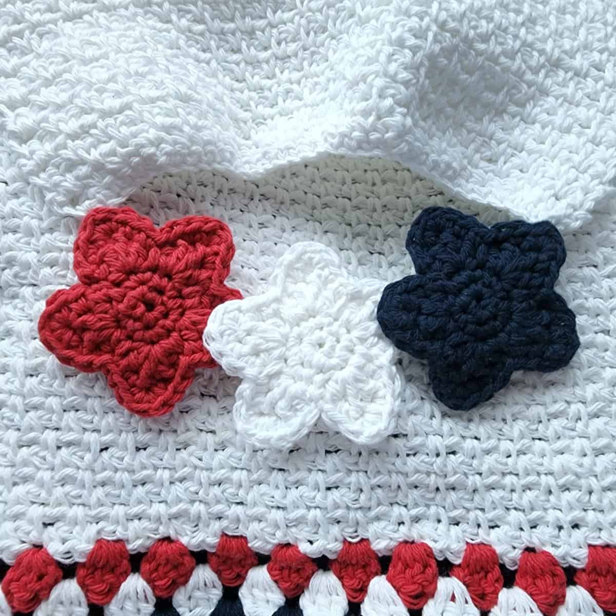 Free Crochet Towel Pattern - Stars & Stripes Keyhole Hand Towel by A Crocheted Simplicity #freecrochetpattern #freecrochettowelpattern #stayputtowel #stayputcrochettowel #keyholetowel #keyholecrochettowel #handmadetowel #crochettowelpattern #crochethandtowel #crochetlinenstitch #kitchentowel #4thofjulydecor #patriotichandtowel #summertowel #crochethandtowel #starsandstripes #crochetstarsandstripes #crochet4thofjuly #fourthofjulycrochet #redwhiteblue #crochetredwhiteblue