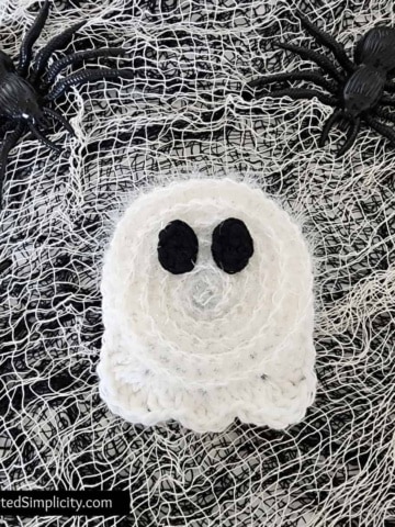 Free Crochet Pattern - Black Cat Dish Scrubby by A Crocheted Simplicity #freecrochetpattern #crochetscrubby #crochetscrubbypattern #crochetdishscrubby #halloweencrochet #crochetblackcat #blackcat #crochetkitchen #crochet #handmade #halloweencrochet #crochetghost #ghost #ghostdecor