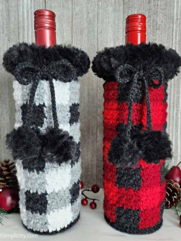 Buffalo Plaid Wine Cozy - Free Crochet Pattern by A Crocheted Simplicity #freecrochetpattern #crochetwinecozy #crochetwinetote #crochetplaid #crochetbuffaloplaid #crochetbuffalocheck #buffalocheck #crochetgifts #lastminutegifts #handmadegifts #crochet #diywinecozy #diywinetote