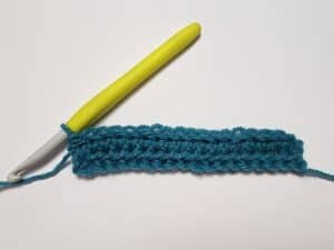 How to Crochet Herringbone Stitch Tutorial - by A Crocheted Simplicity #crochetstitchtutorial #crochettutorial #howtocrochet #herringbonestitch #herringbonesc #herringbonecrochetstitch #crochetherringbonestitch #freecrochettutorial #herringbonesinglecrochetstitch