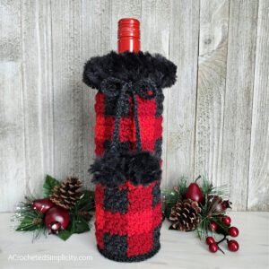 Buffalo Plaid Wine Cozy - Free Crochet Pattern by A Crocheted Simplicity #freecrochetpattern #crochetwinecozy #crochetwinetote #crochetplaid #crochetbuffaloplaid #crochetgifts #lastminutegifts #handmadegifts #crochet #diywinecozy #diywinetote