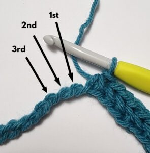 How to Crochet Herringbone Single Crochet Ripple Stitch Tutorial - by A Crocheted Simplicity #crochetstitchtutorial #crochettutorial #howtocrochet #herringbonestitch #herringbonesc #herringbonecrochetstitch #freecrochettutorial #herringboneripplestitch #crochetripplestitch