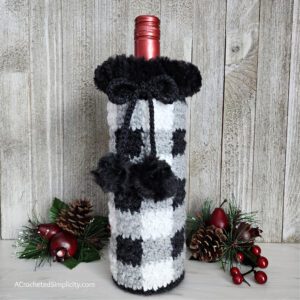 Buffalo Plaid Wine Cozy - Free Crochet Pattern by A Crocheted Simplicity #freecrochetpattern #crochetwinecozy #crochetwinetote #crochetplaid #crochetbuffaloplaid #crochetbuffalocheck #buffalocheck #crochetgifts #lastminutegifts #handmadegifts #crochet #diywinecozy #diywinetote