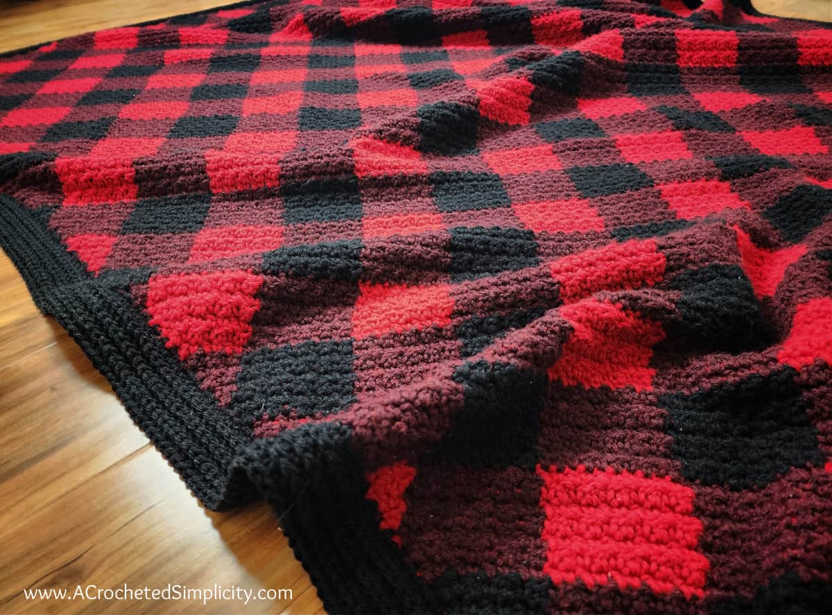 Close up up ribbed log cabin border on a buffalo plaid crochet blanket.