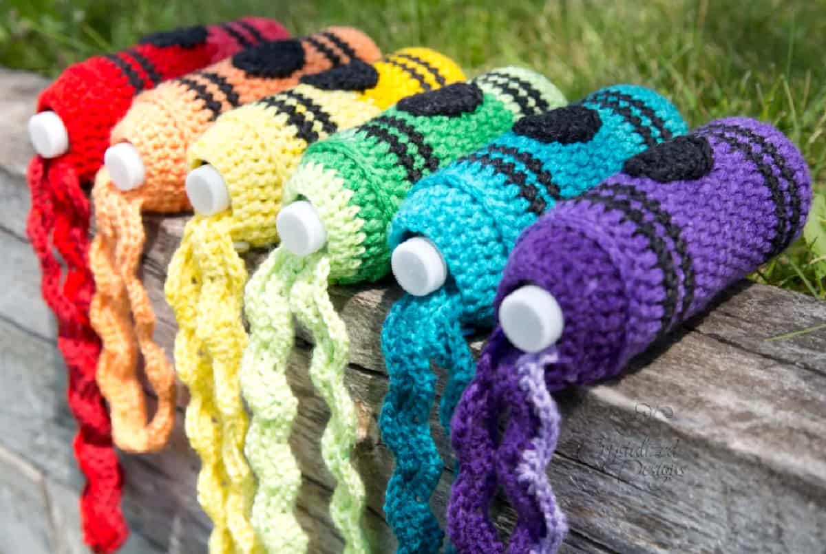 Crochet crayon water bottle cozies in 6 colors