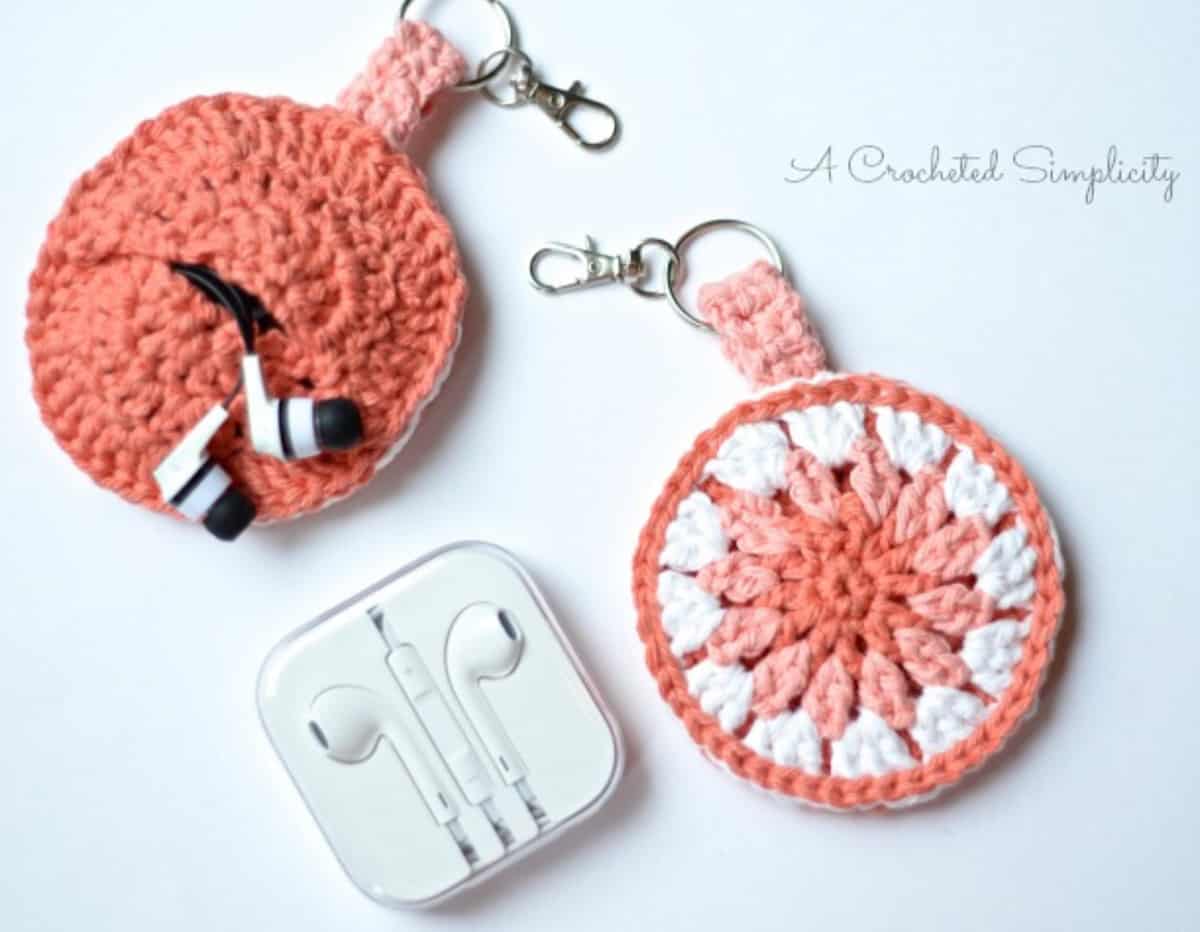 peach and white crochet earbud bolder keyring