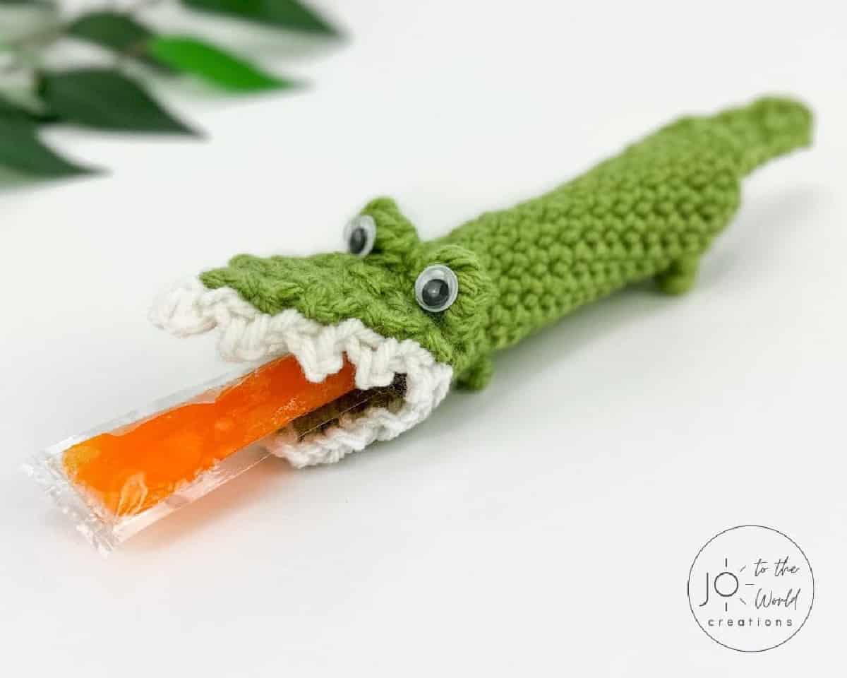crochet alligator popsicle holder