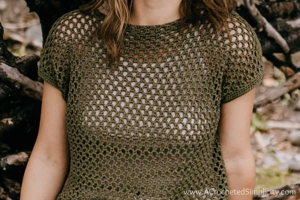 Close up of the honeycomb mesh crochet stitch pattern.