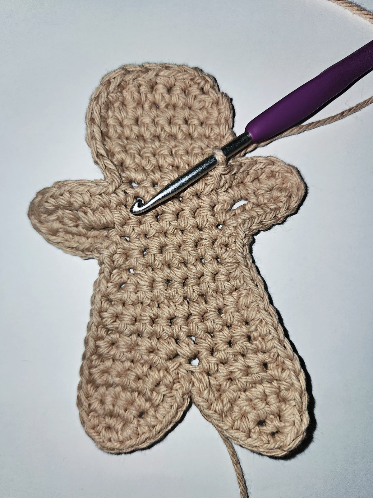 crochet gingerbread man body with edging