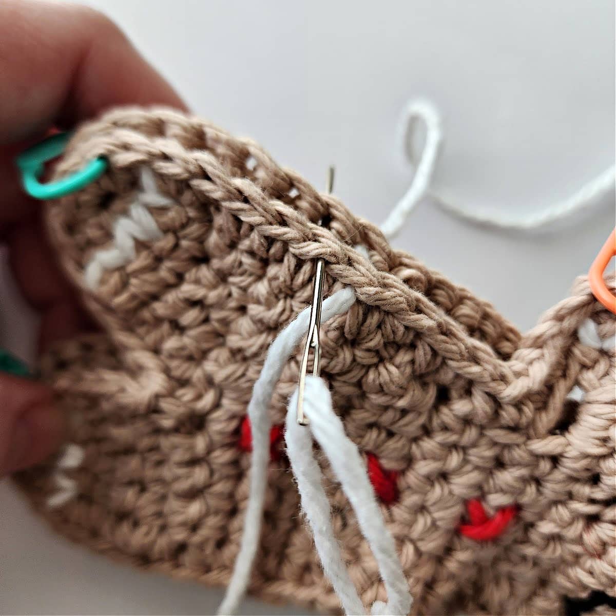 crochet gingerbread man candy cane holder joining tutorial 3