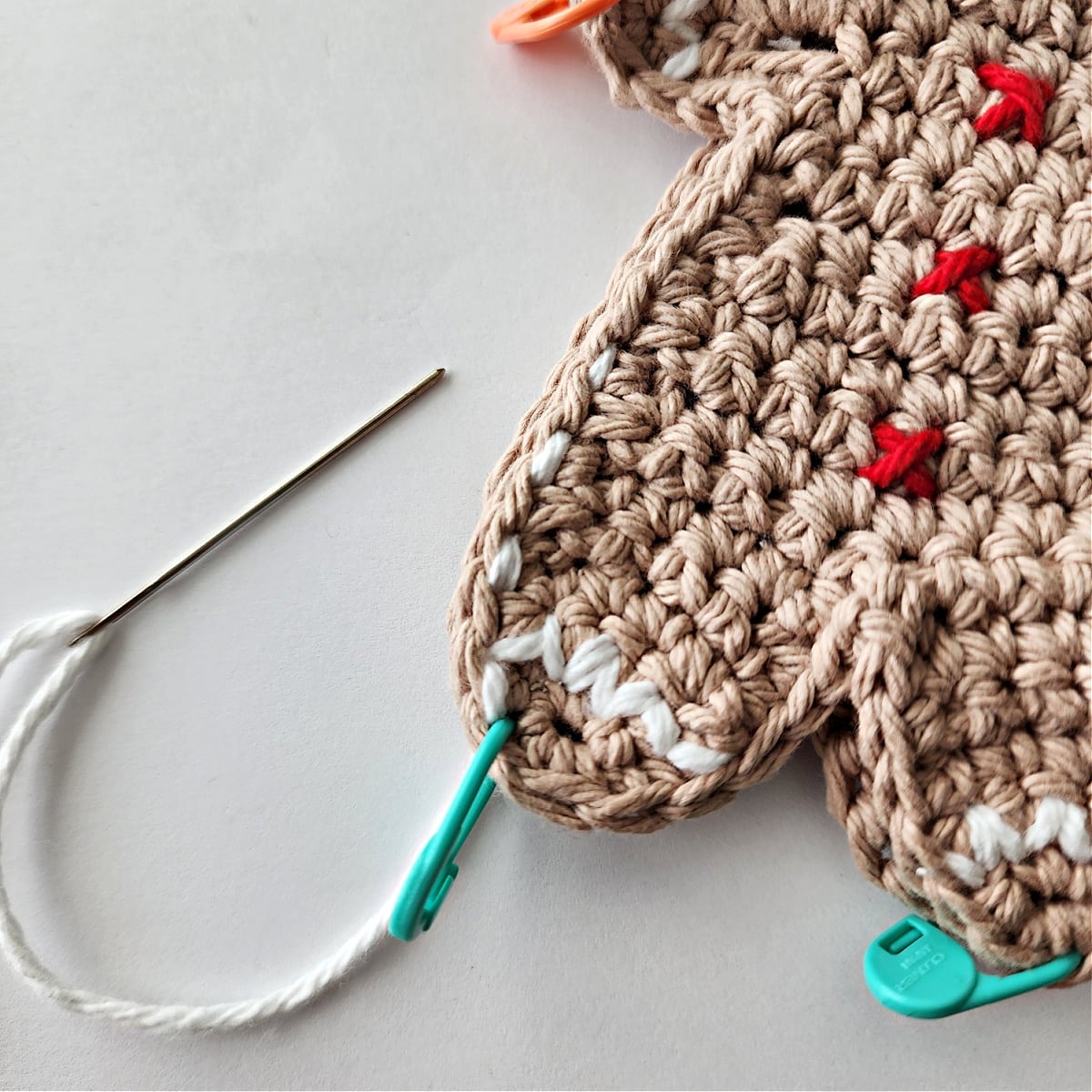 crochet gingerbread man candy cane holder joining tutorial 4