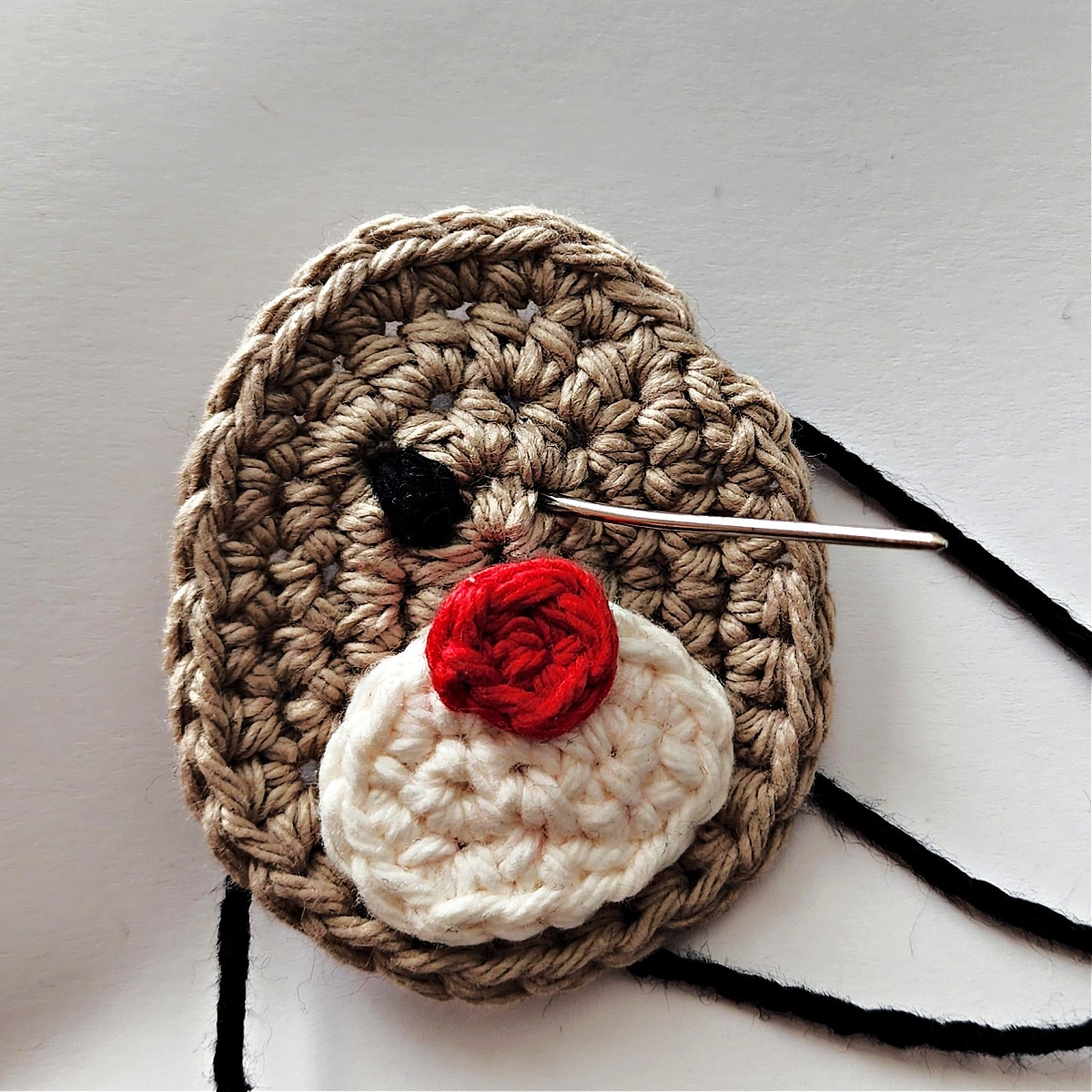 crochet reindeer embroidered eyes tutorial 2