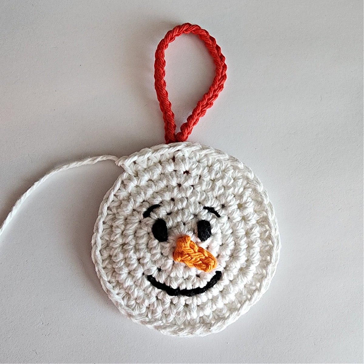 white crochet snowman heads joined with single crochet