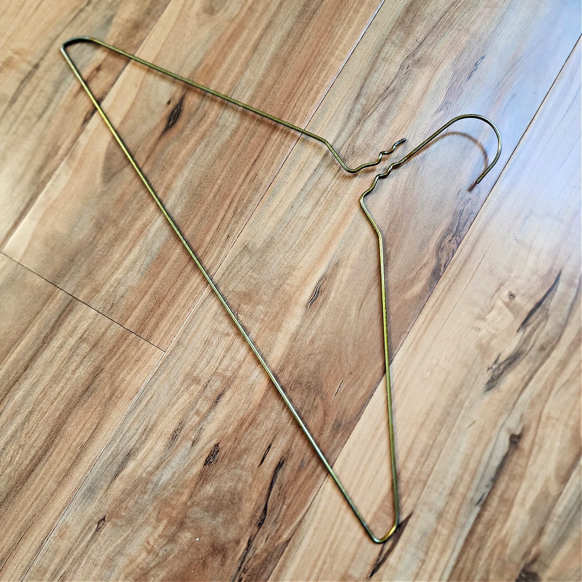 Coat hanger with neck untwisted.