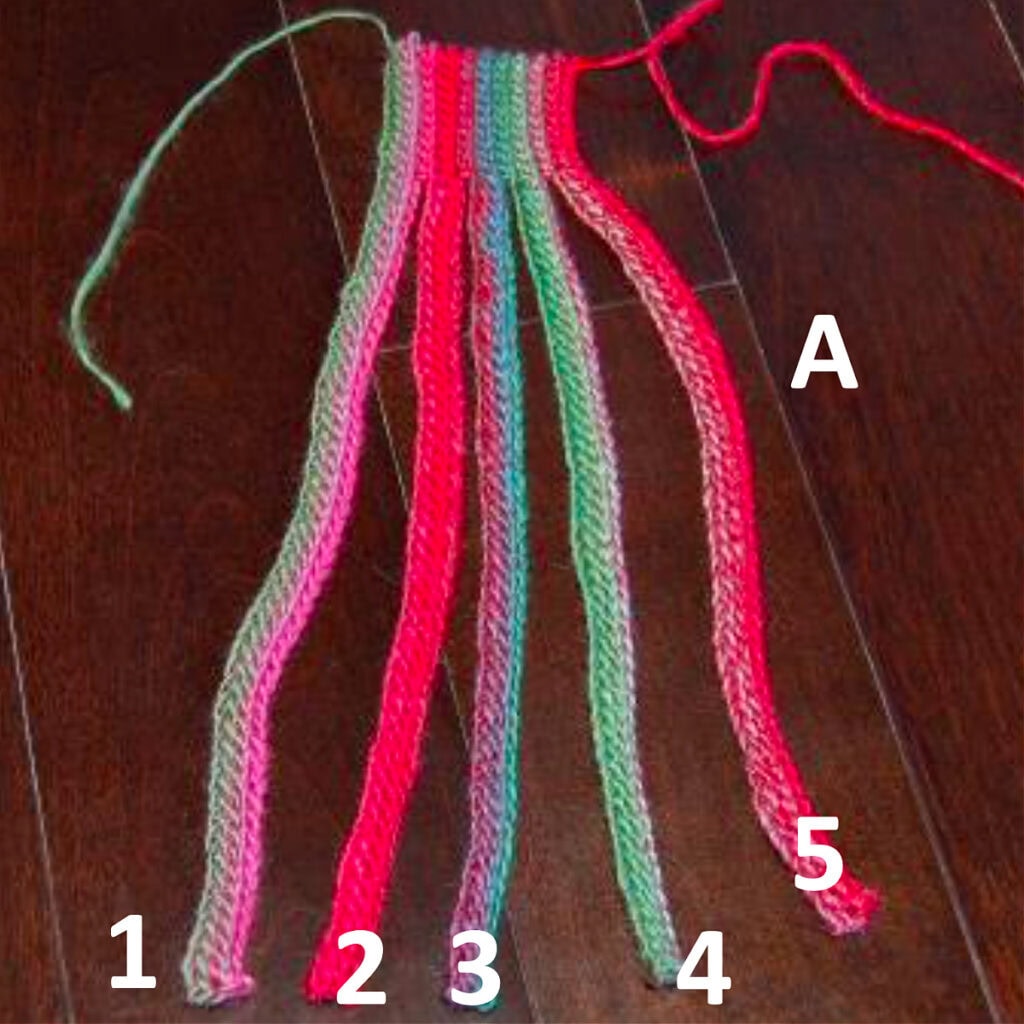 Different crochet strands are numbered so that they can be pleated.