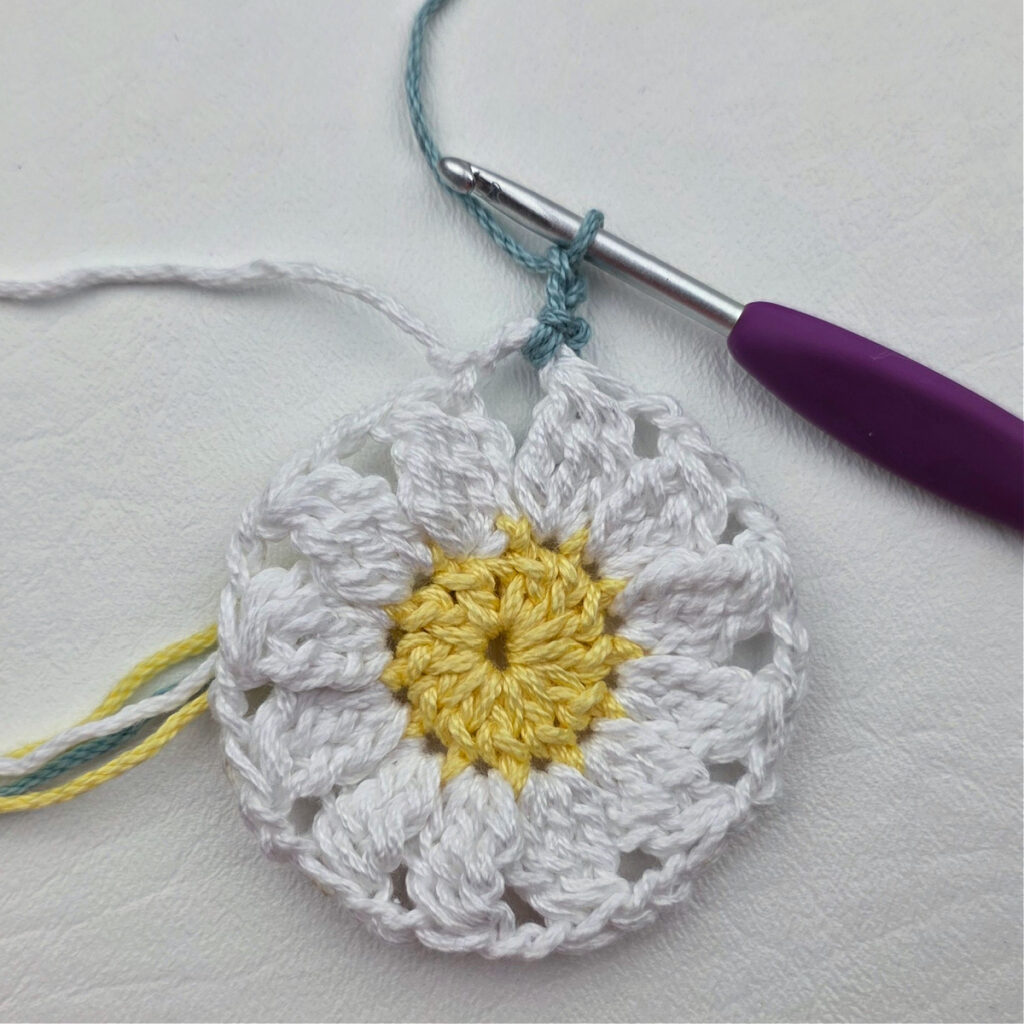 Round 3 of the crochet daisy granny square.