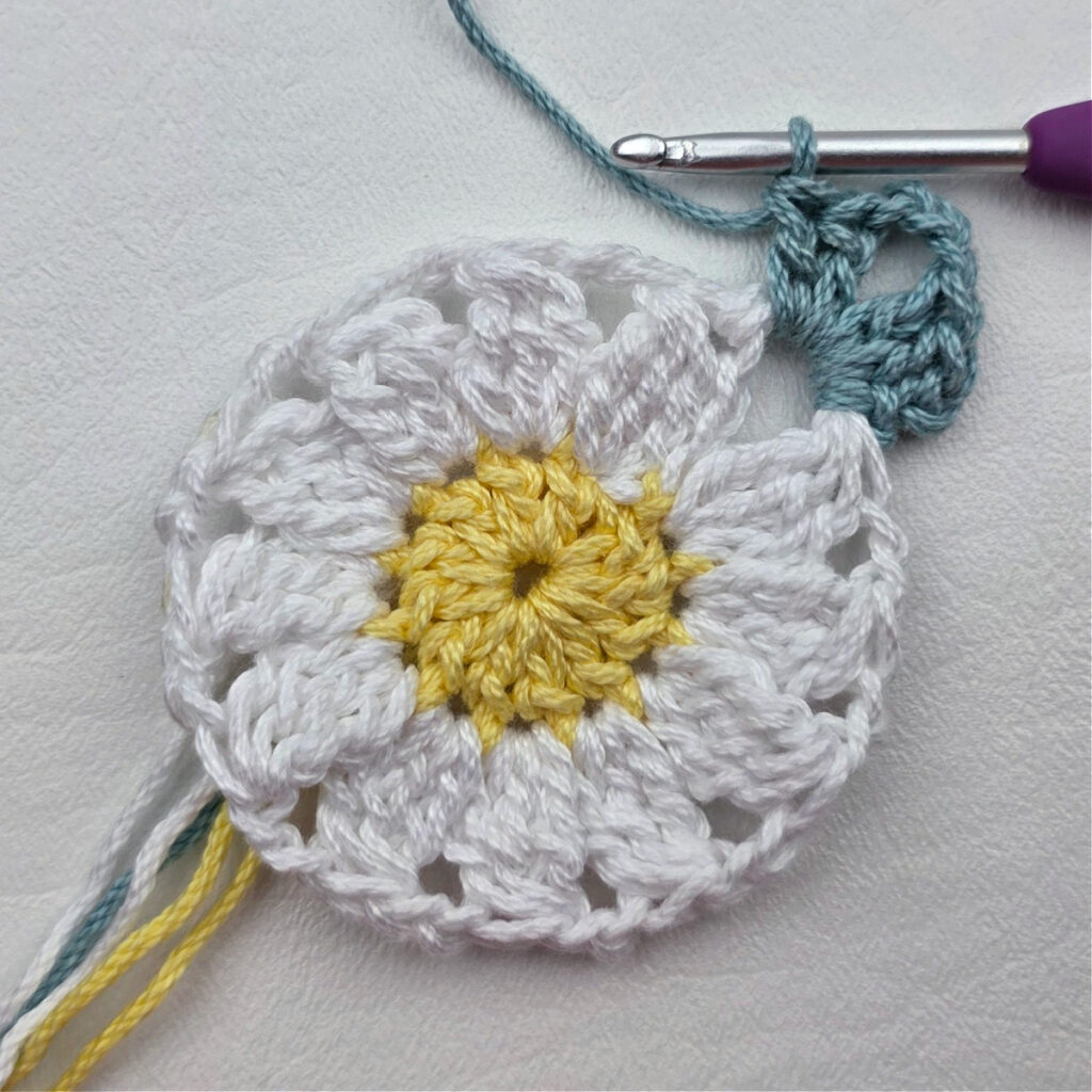Round 3 of the crochet daisy granny square.