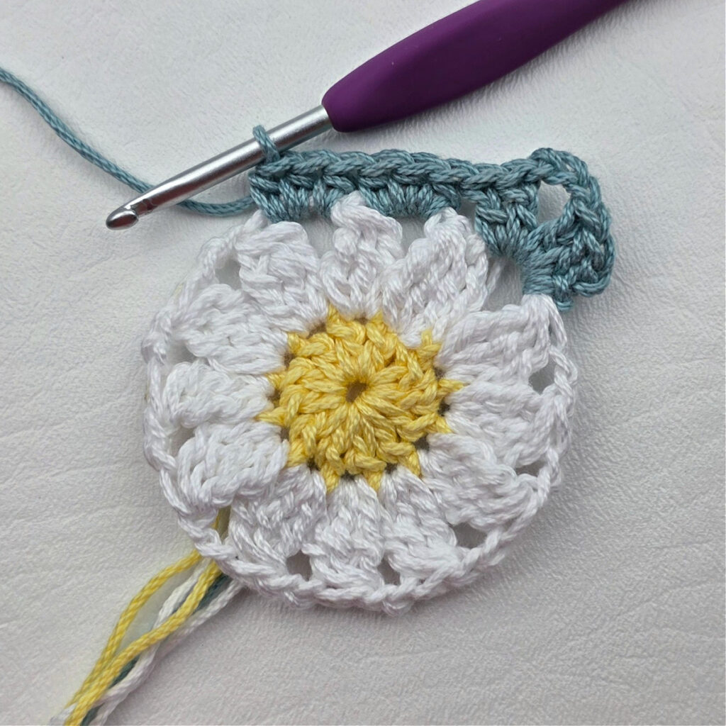 Round 3 of the crochet daisy granny square.