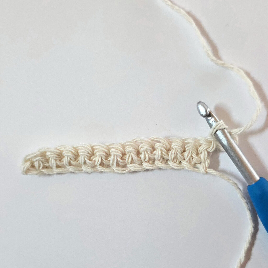 How to make crochet double stitch in rows.