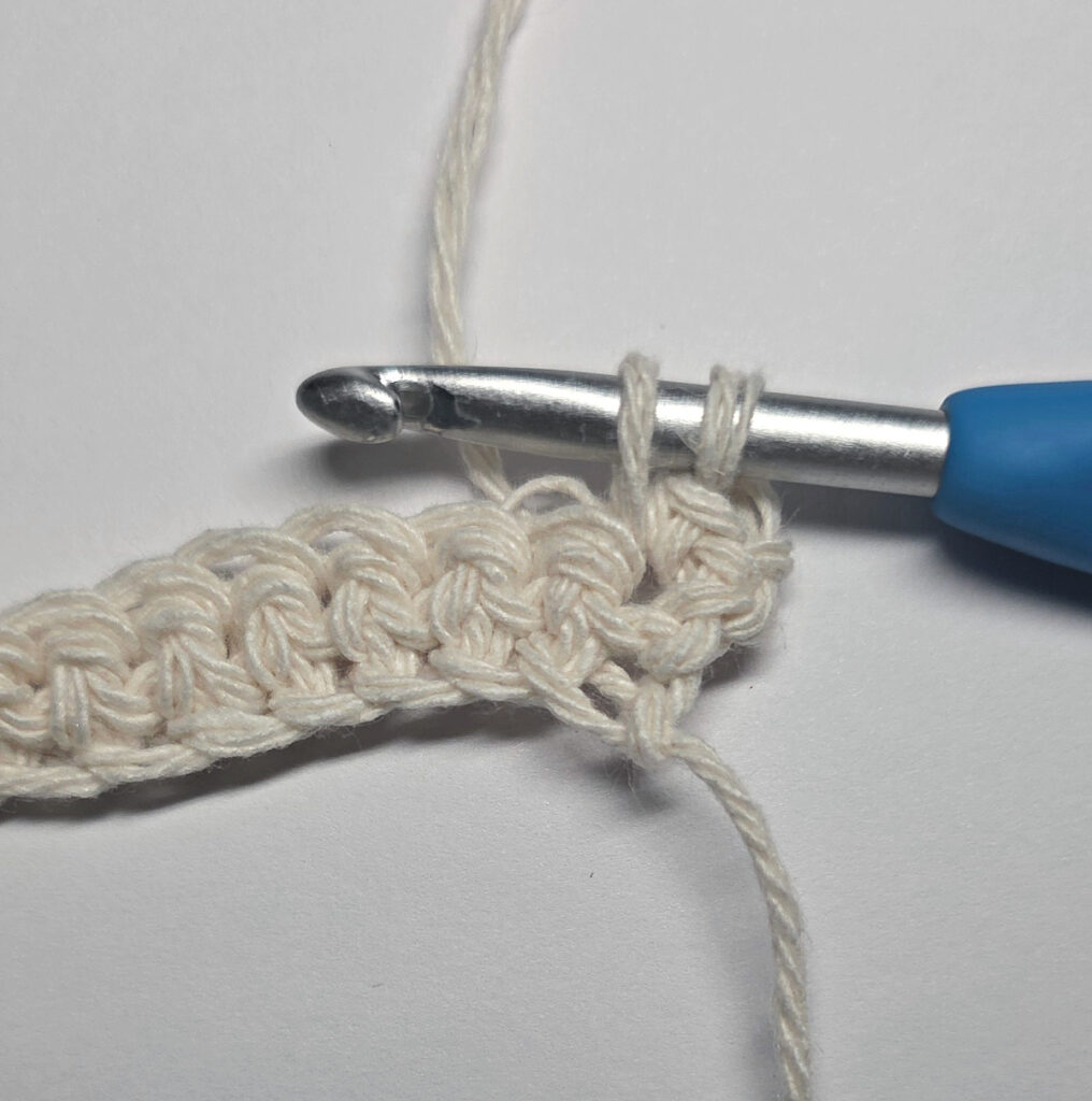 How to make crochet double stitch in rows.