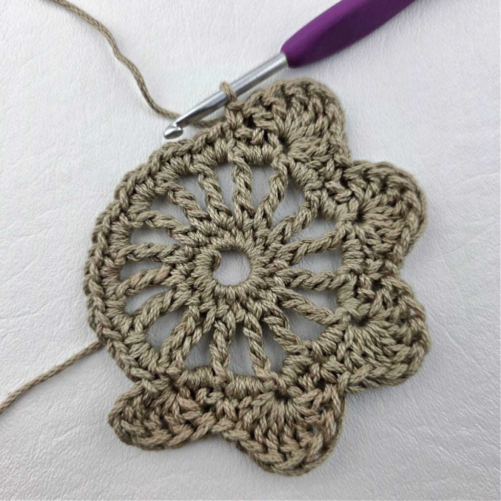 Round 4 of a crochet granny square motif.
