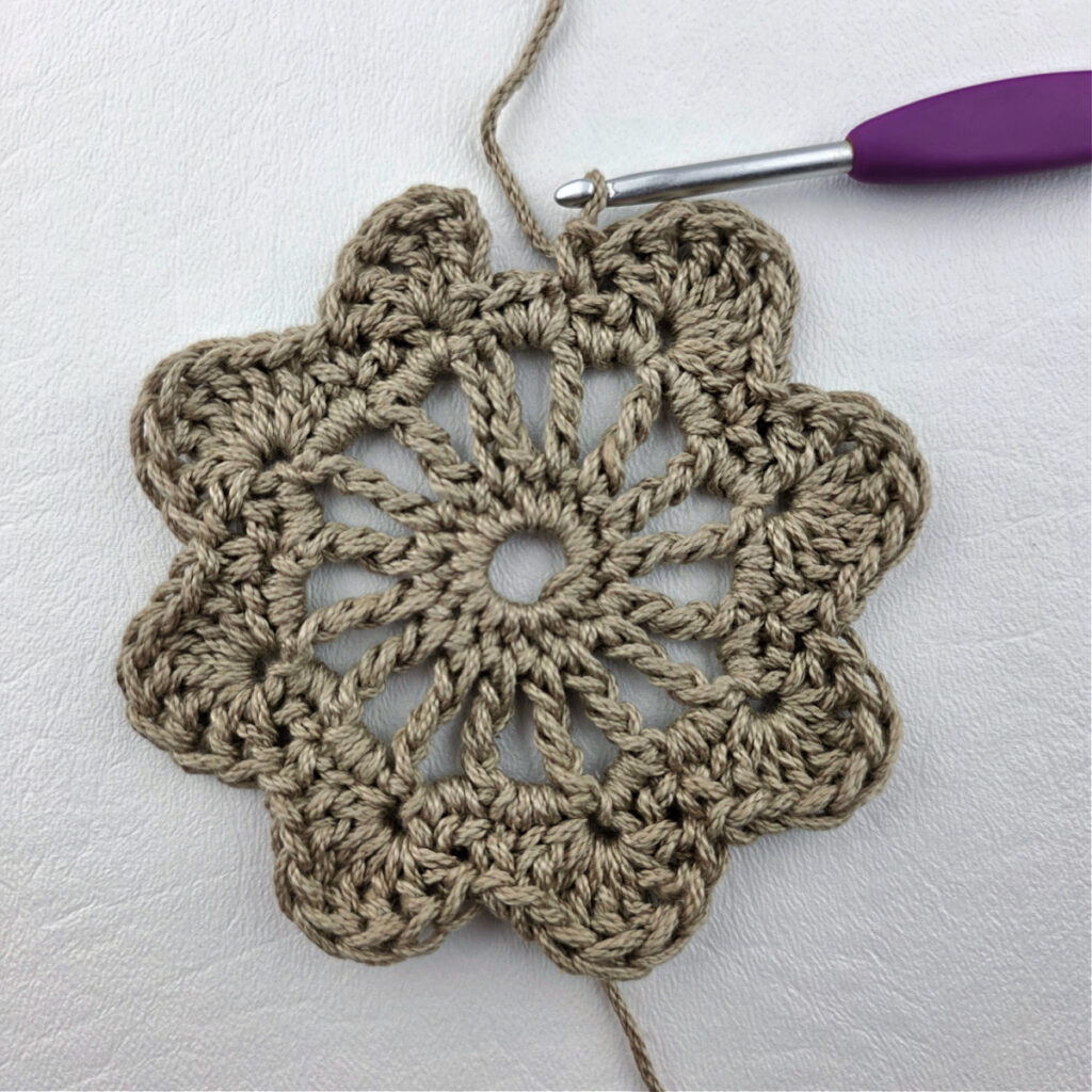 Round 4 of a crochet granny square motif.