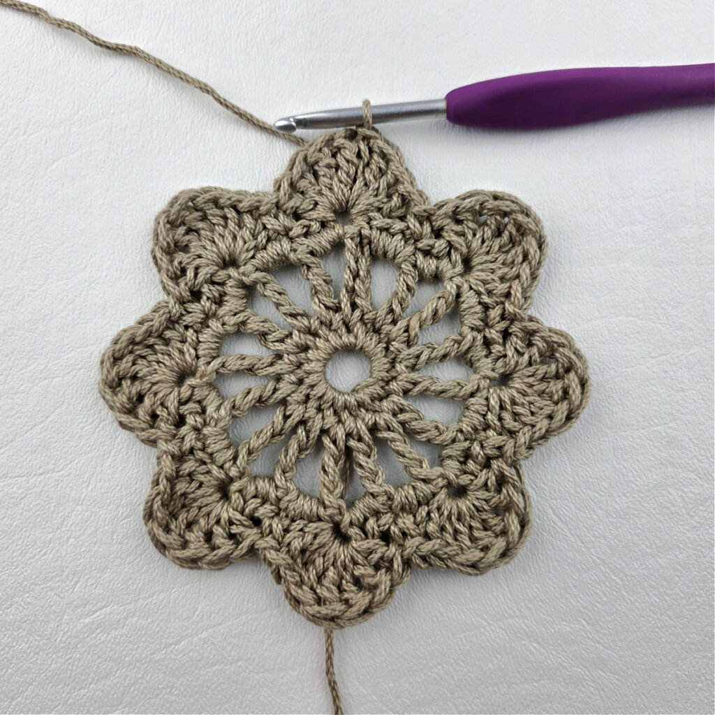 Round 4 of a crochet granny square motif.