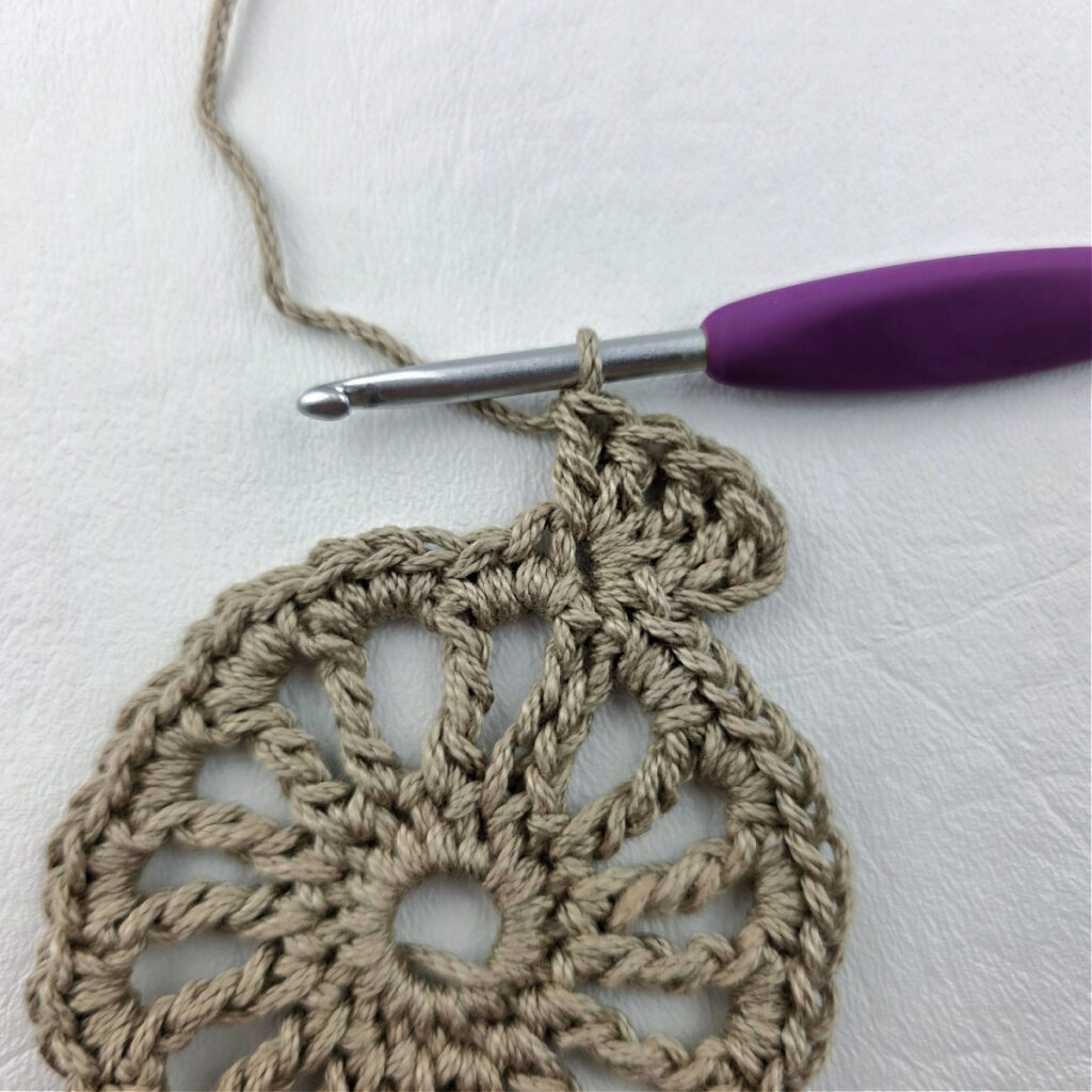 Round 4 of a crochet granny square motif.