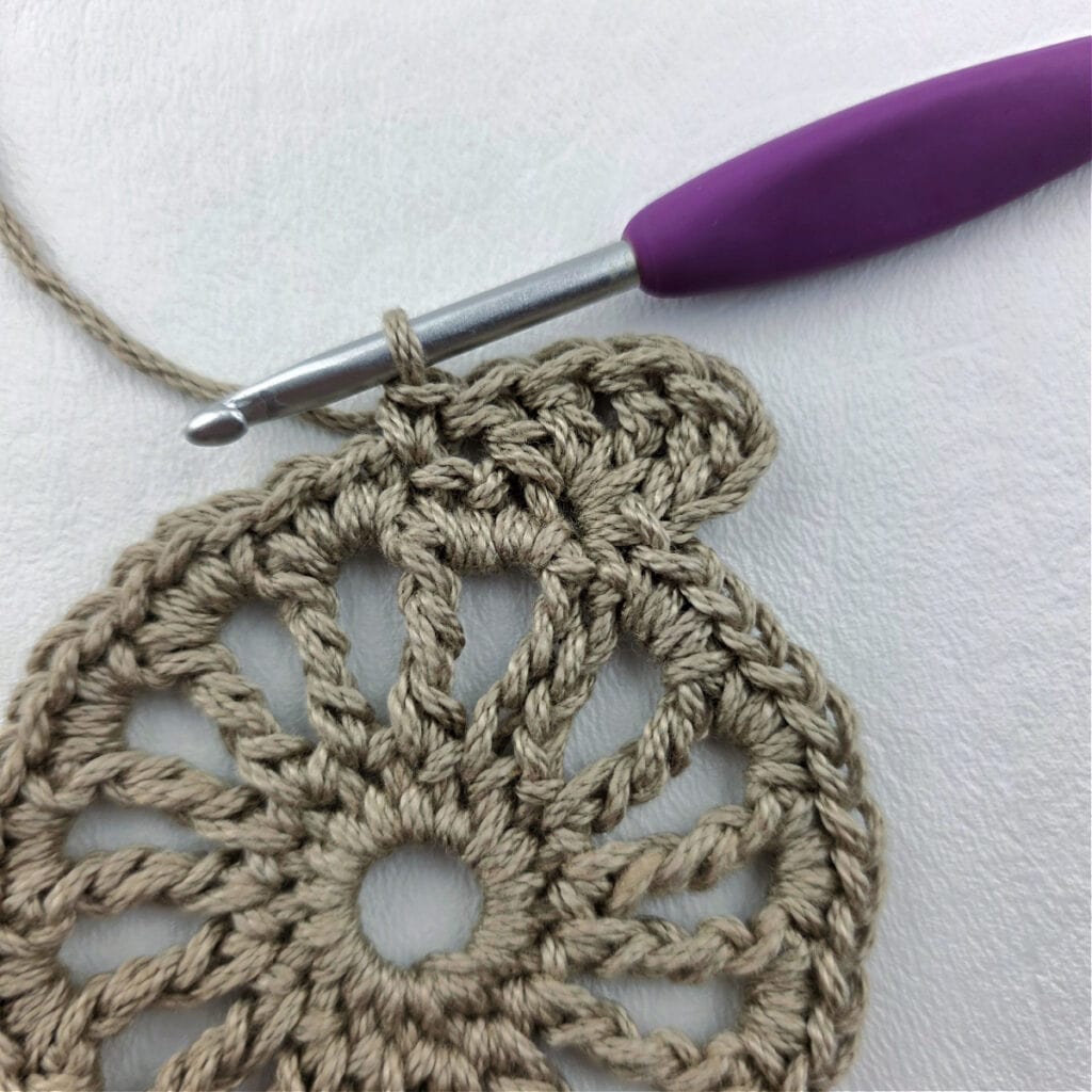 Round 4 of a crochet granny square motif.