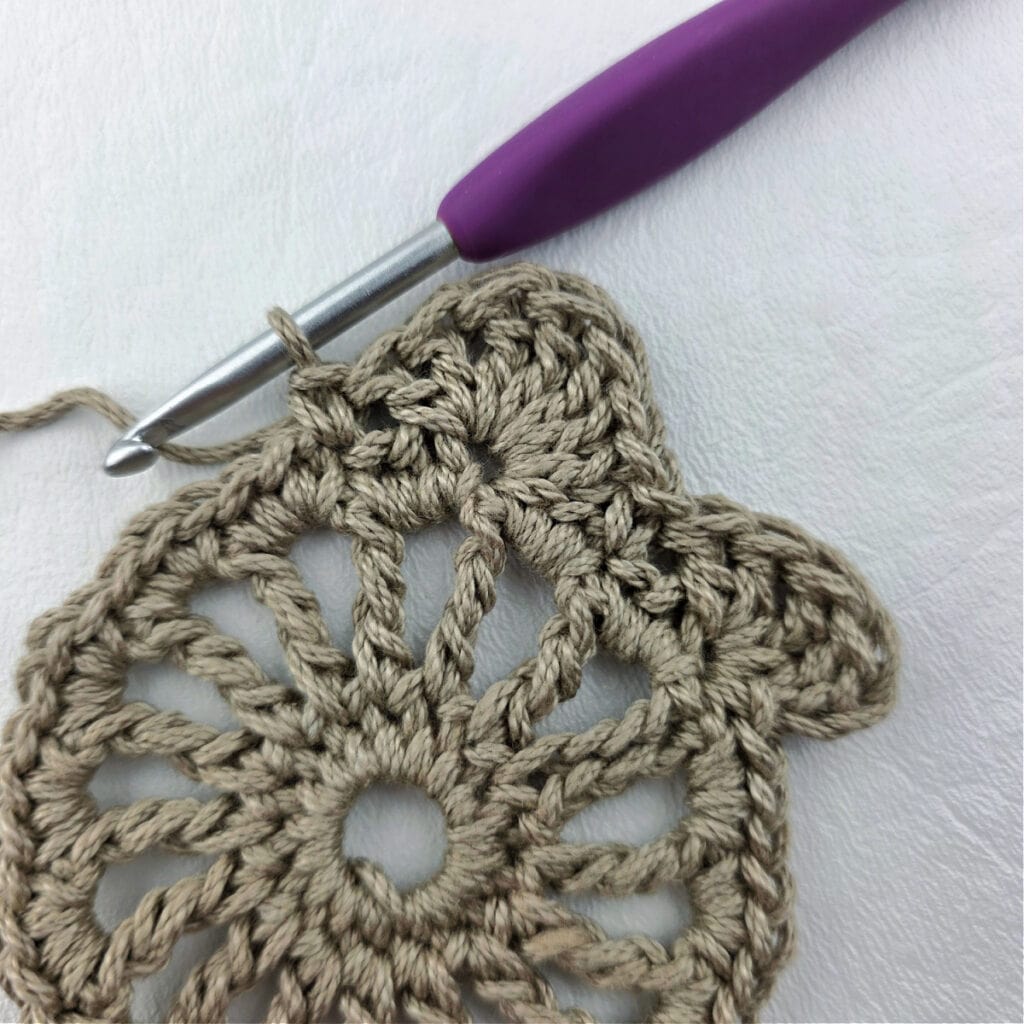 Round 4 of a crochet granny square motif.