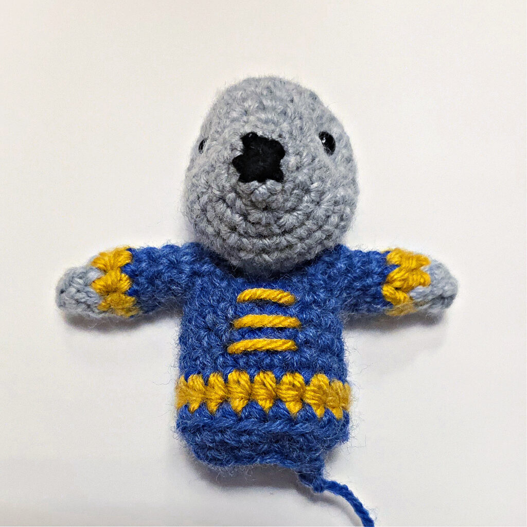 The three gold lines added to the front of the shirt.